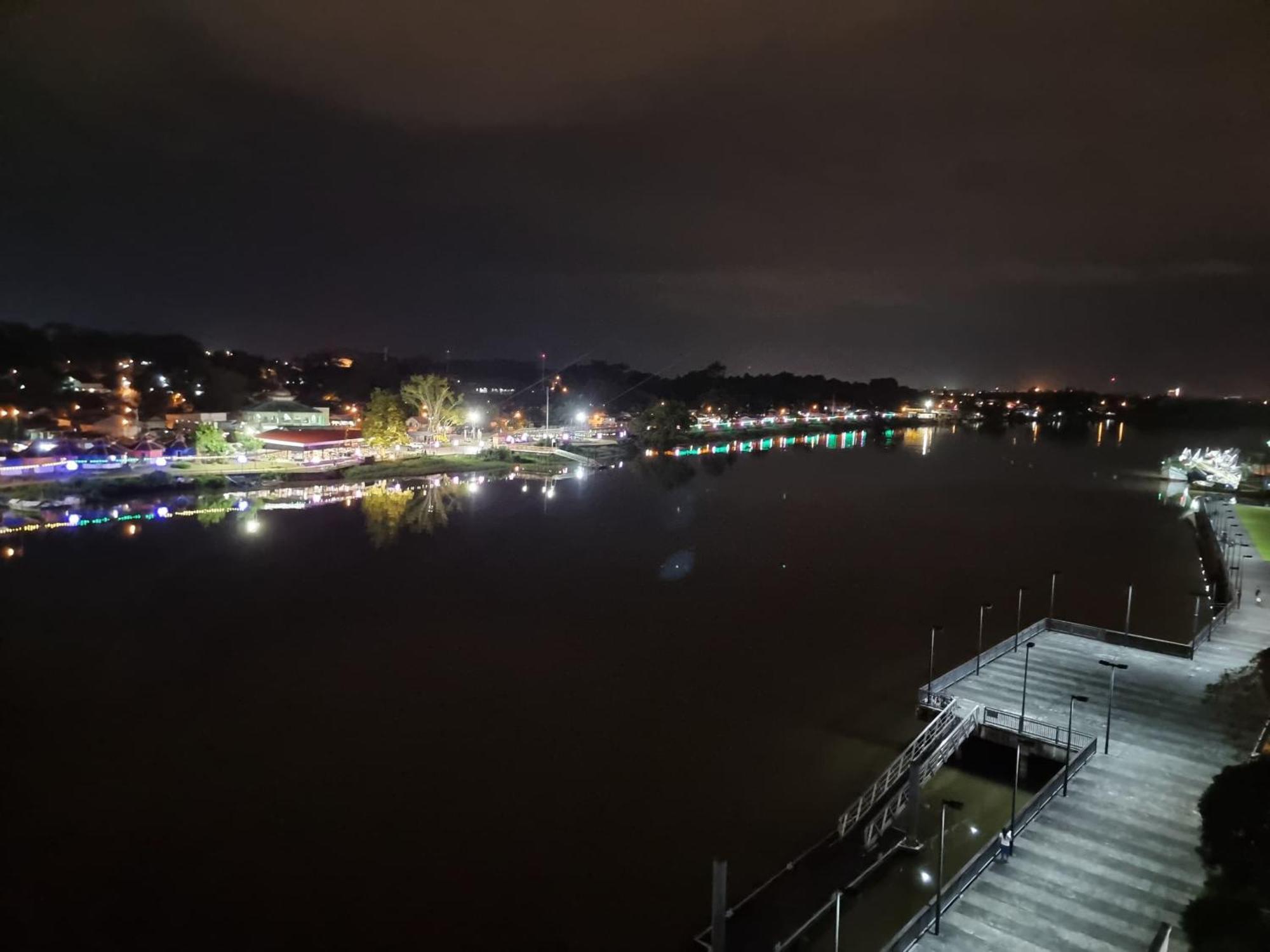 Cozzzy Hut Riverbank Suites Kuching With Spectacular River View Kültér fotó