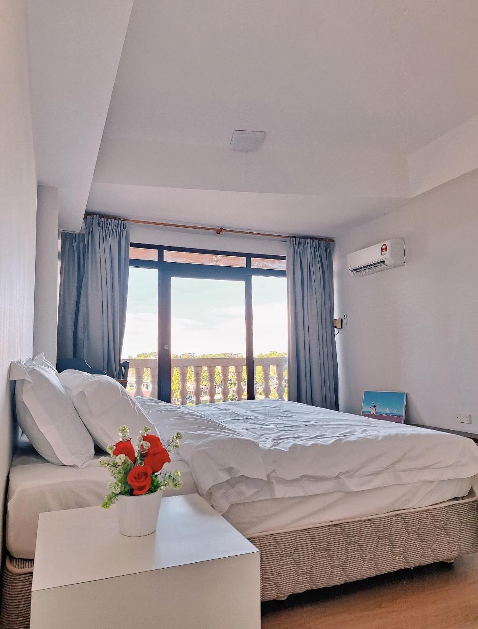 Cozzzy Hut Riverbank Suites Kuching With Spectacular River View Kültér fotó