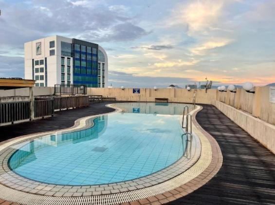 Cozzzy Hut Riverbank Suites Kuching With Spectacular River View Kültér fotó