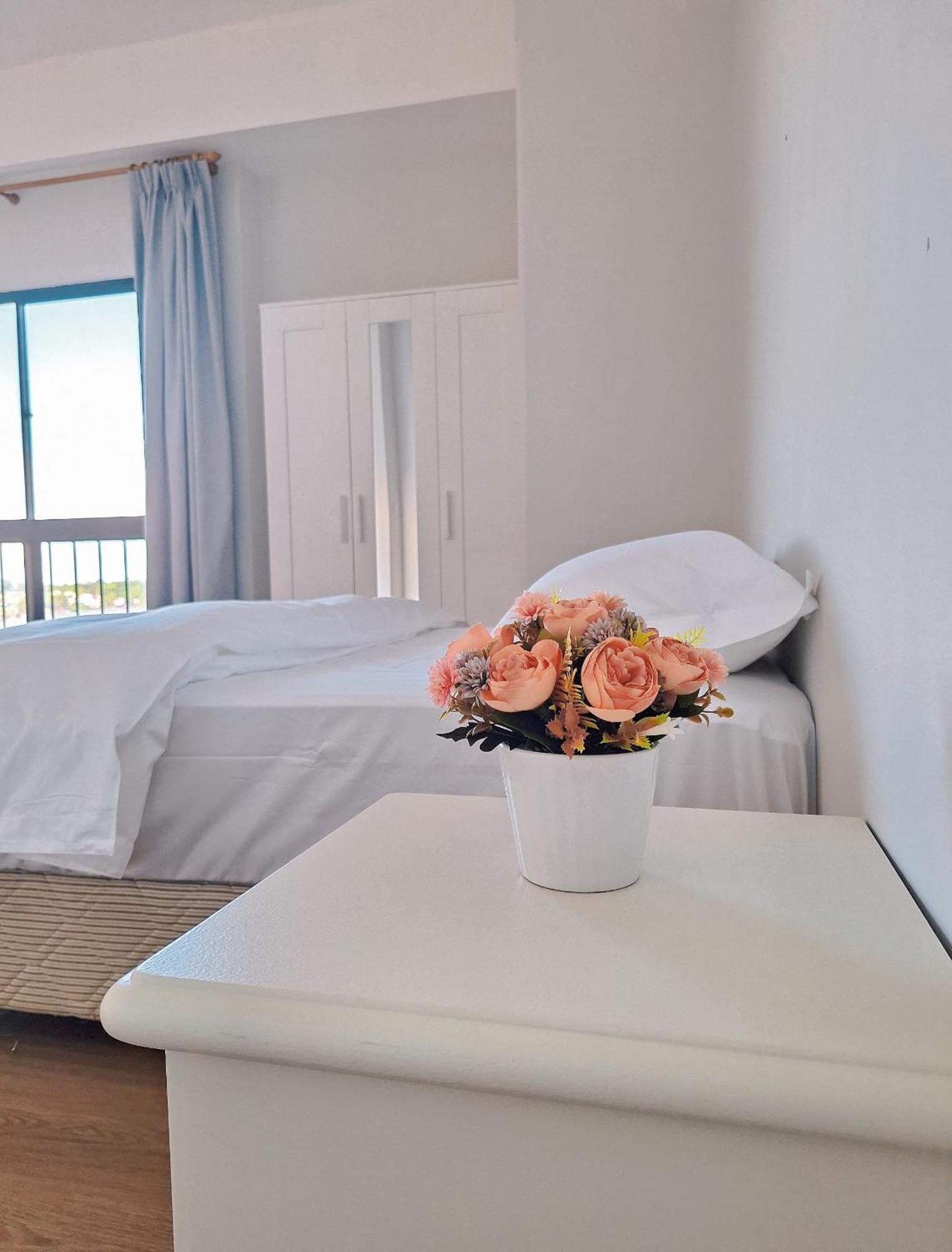 Cozzzy Hut Riverbank Suites Kuching With Spectacular River View Kültér fotó