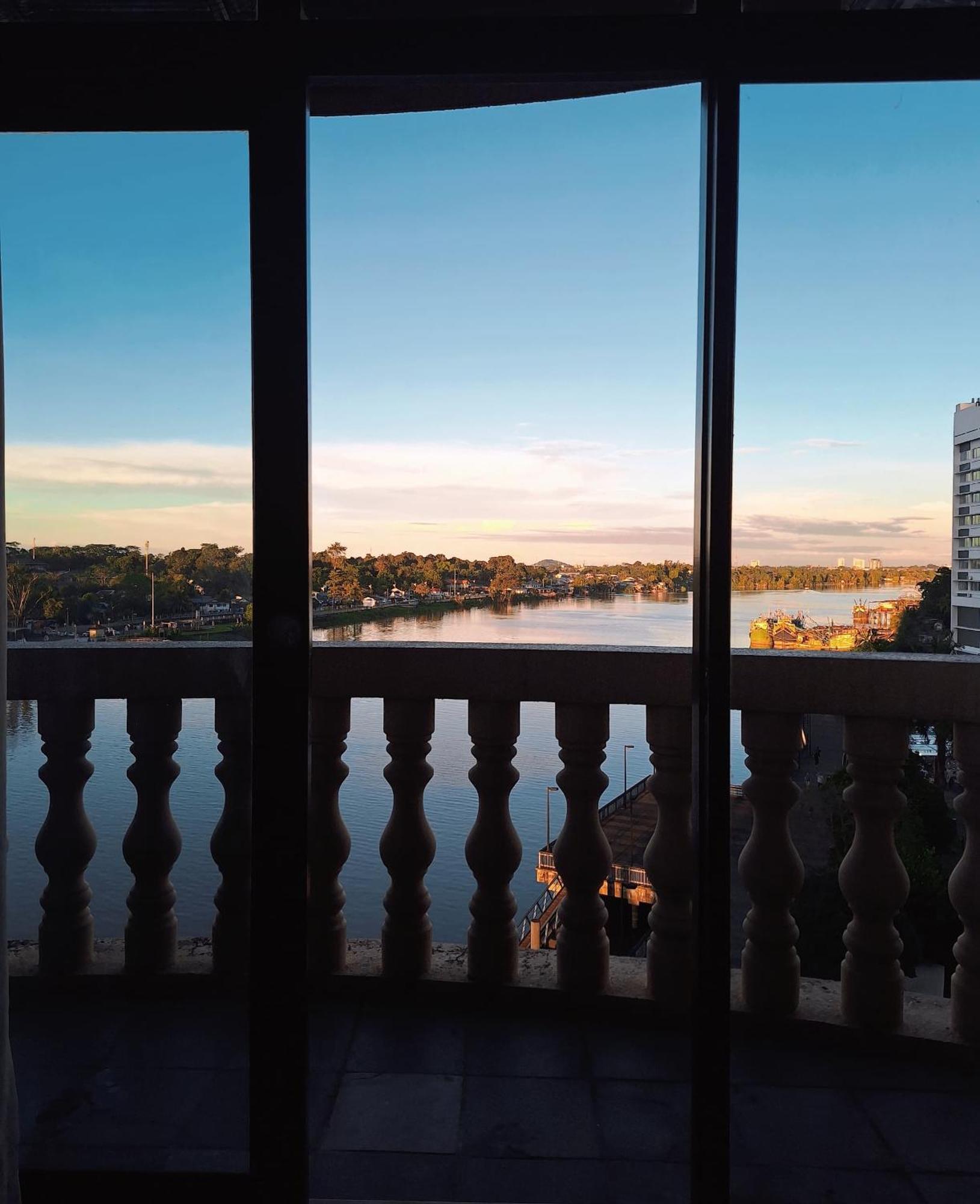 Cozzzy Hut Riverbank Suites Kuching With Spectacular River View Kültér fotó