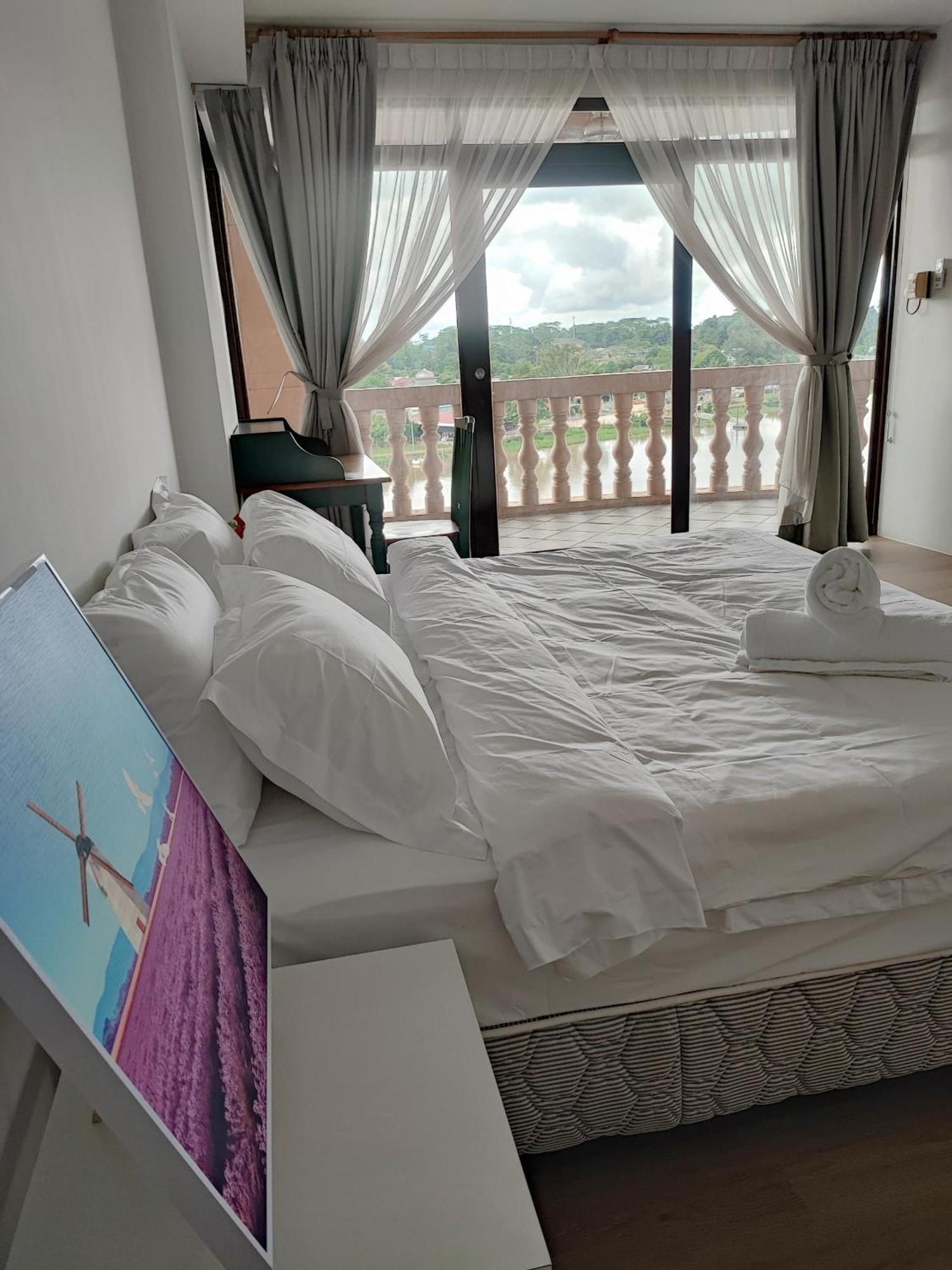 Cozzzy Hut Riverbank Suites Kuching With Spectacular River View Kültér fotó